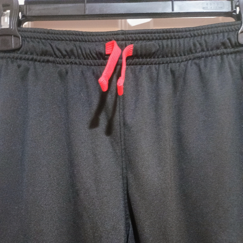 Boys Under Armour Black Athletic Basketball Shorts with Red Logo Size YXL - Picture 3 of 6